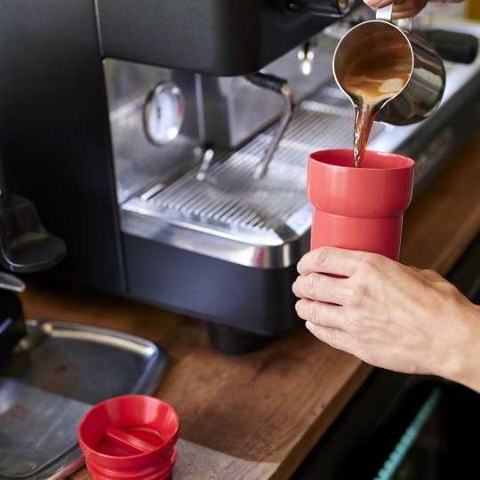 Mepal: Reisebecher wird mit Kaffee befüllt