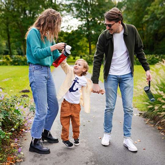 Familie mit Wasserflaschen