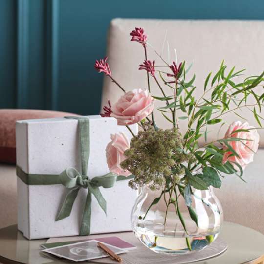 Schöne Vase mit Blumenstrauß