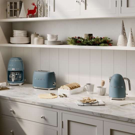 Starker Auftritt in Storm Blue: Smeg präsentiert Toaster, Wasserkocher und Kaffeemaschine in mattem Blau
