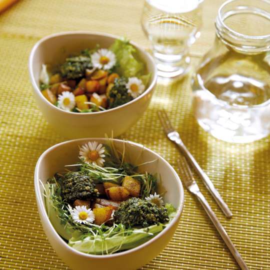 Salat mit Kartoffelwürfeln und Kräuter-Pesto